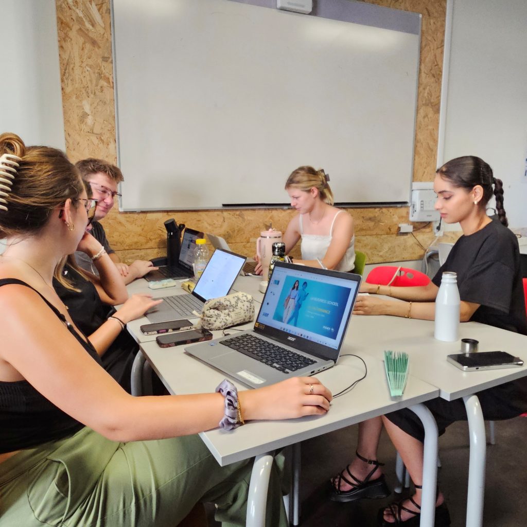 Étudiants en équipe travaillant sur le Challenge Annonceur Pigier